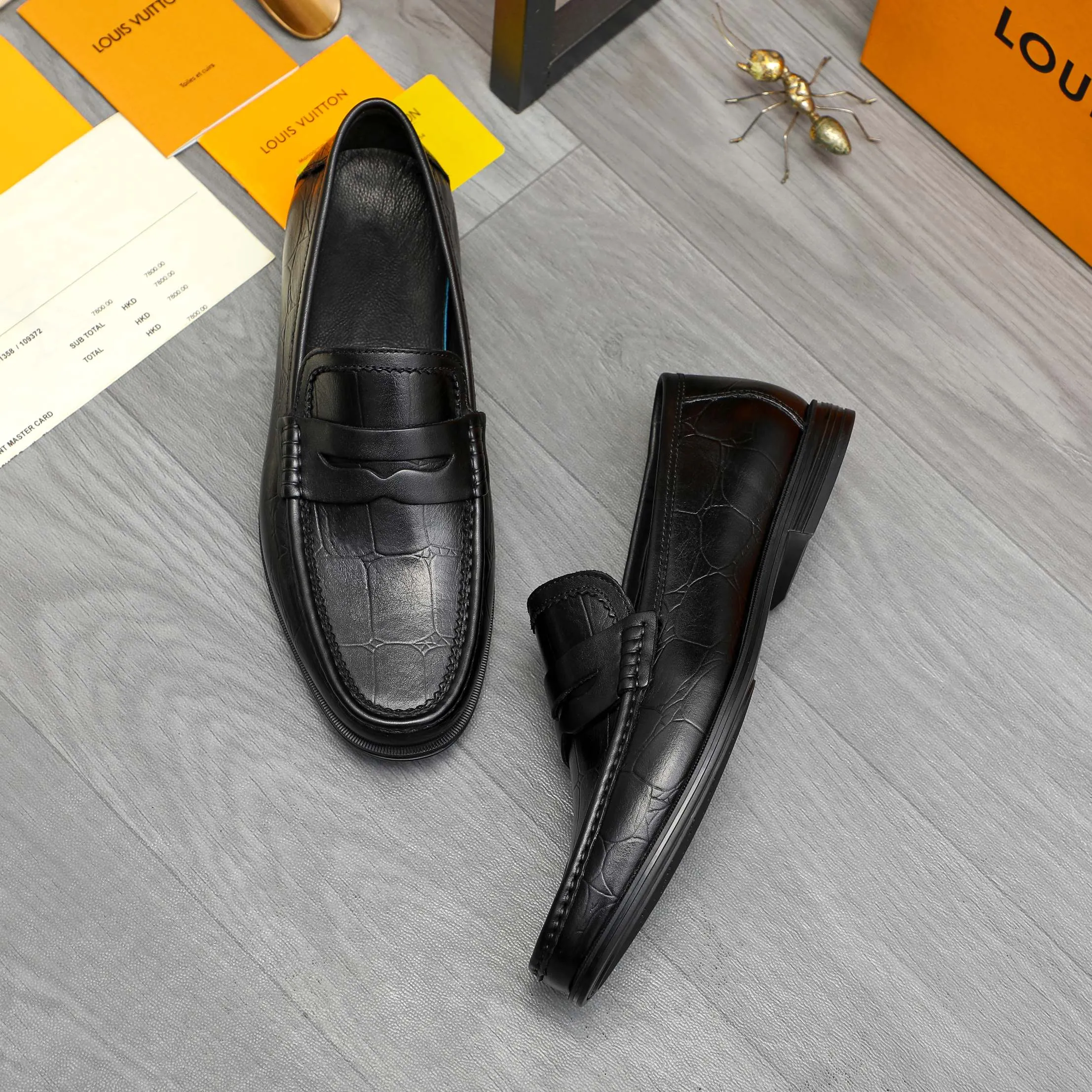 Men's shoes 💰p442 Product trademark: LV (Louis Vuitton) business casual slip-on leather shoes. Regular size: 38-46 (45.46 custom-made, non-returnable) Product materials: Selected high-quality stone grain cowhide upper, cowhide lining, rubber outsole